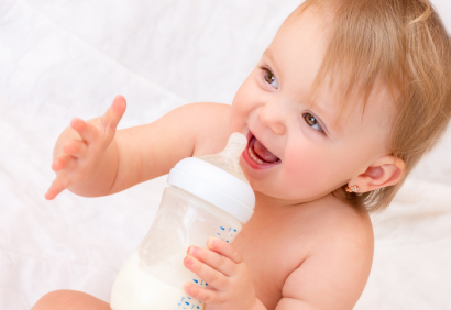 Ребенок пьет из бутылочки смесь Kabrita для хорошего иммунитета