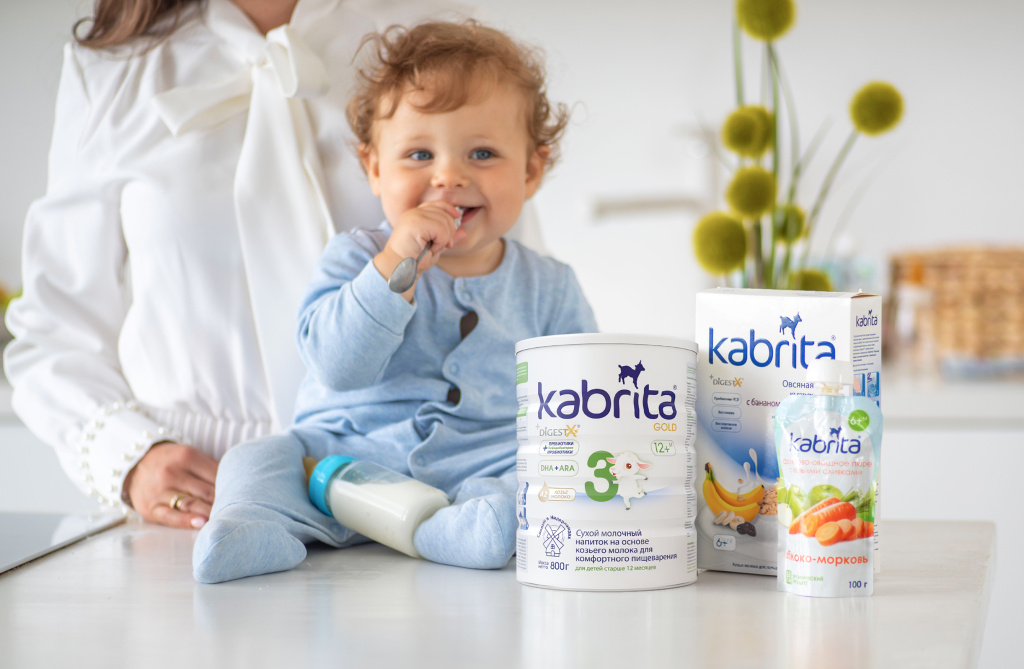 Малыш рядом с детским питанием Kabrita