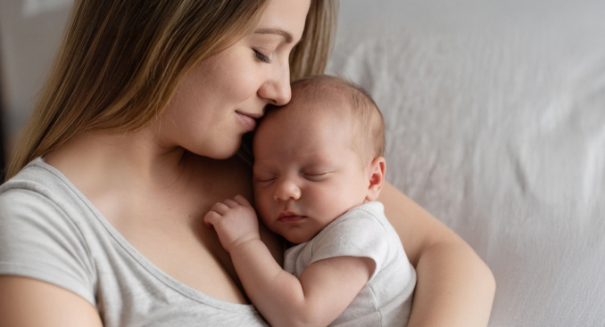 Новорожденный спит на груди у мамы, контакт кожа к коже, ощущение безопасности и тепла