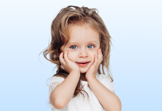 Улыбающаяся девочка двух лет — статья о кризисе двухлеток